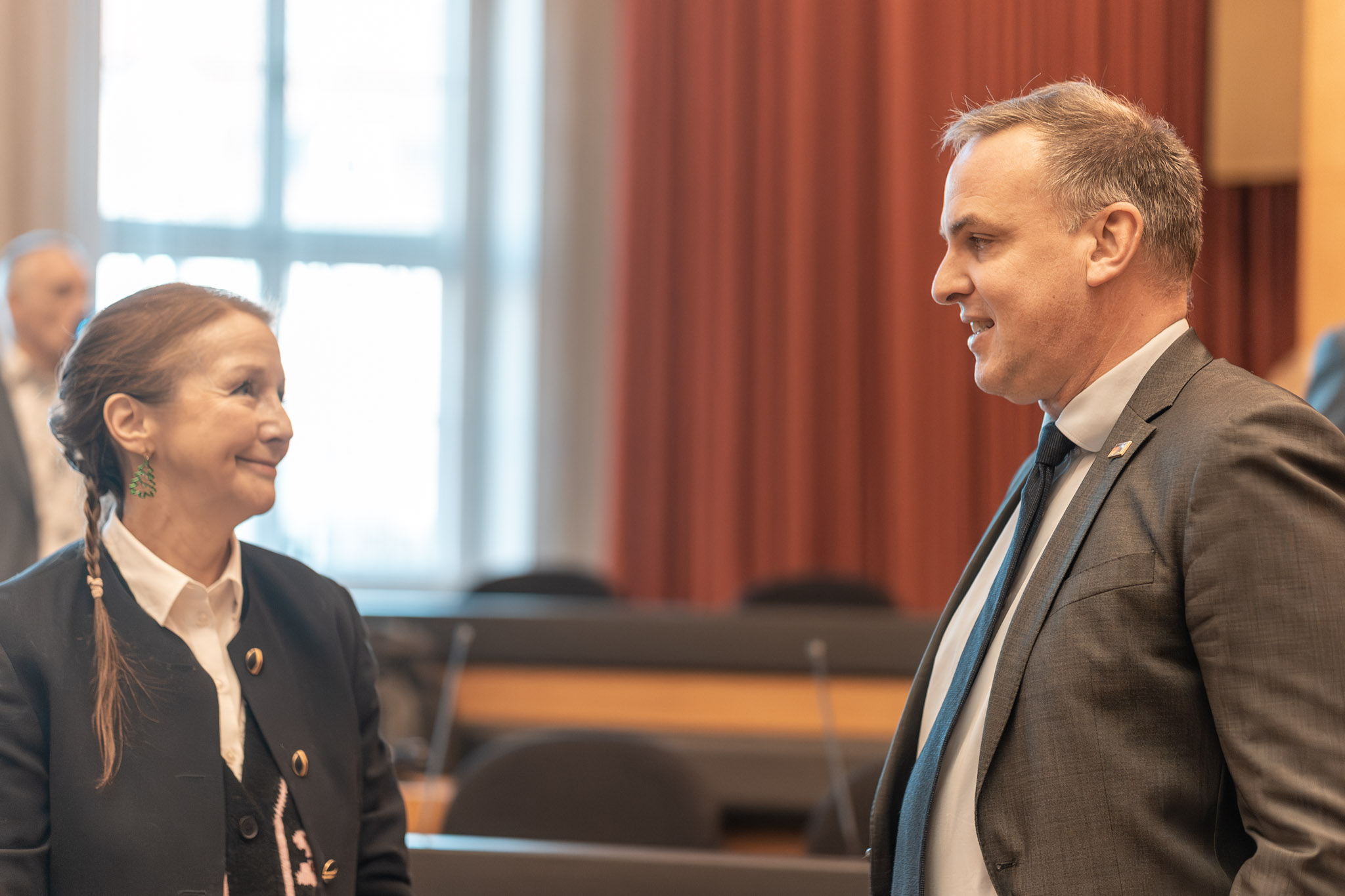 Fraktionsmitglieder im Plenarsaal