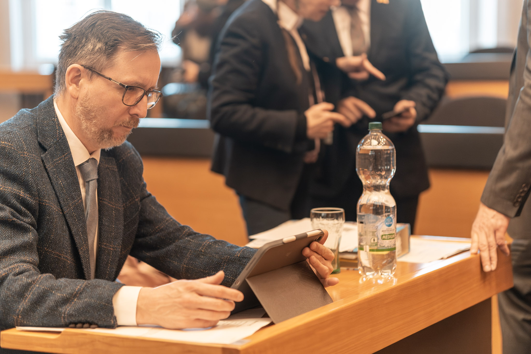 Fraktionsmitglieder im Plenarsaal